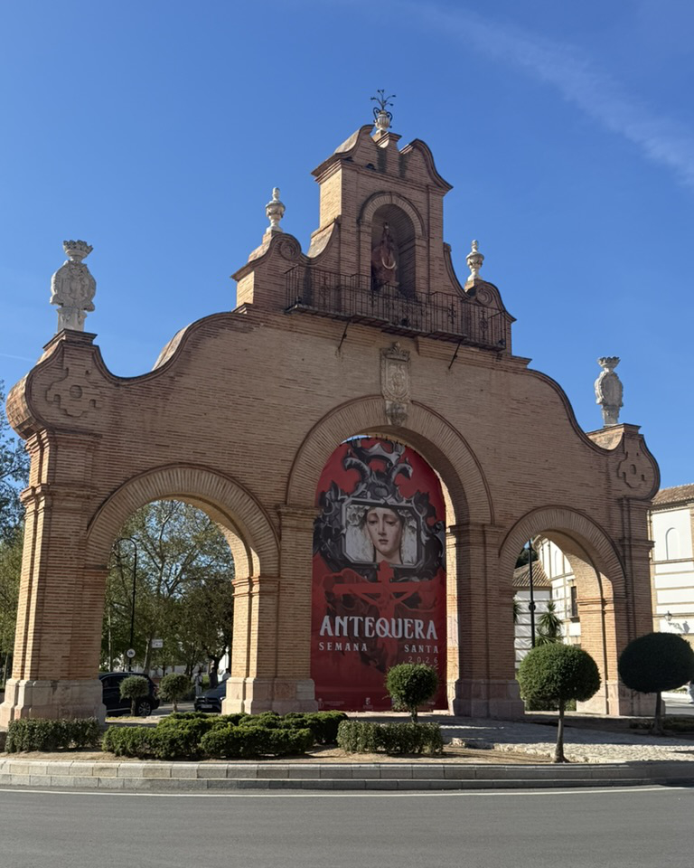 El arco de entrada a Antequera, junto a la plaza de toros donde está la sede del club.